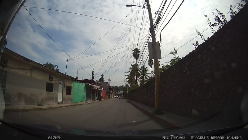 Barda de piedra volcánica de la antigua hacienda de Temixco junto a la calle, Morelos