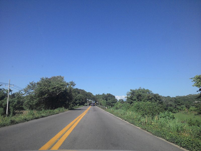 Camino entre los campos en La Puerta de la Lima, Nayarit