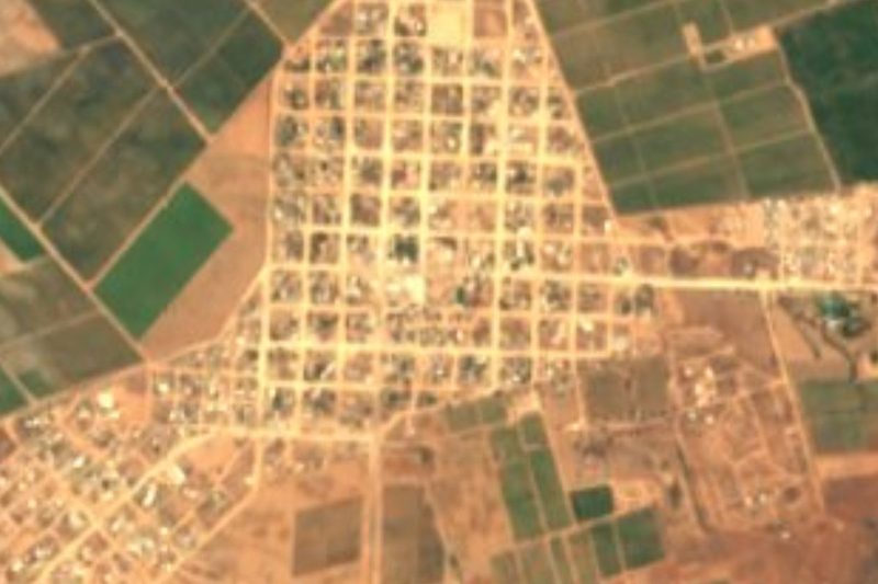 Vista satelital de Ojos Negros, su cuadrícula de calles rodeada de campos de cultivo, Baja California