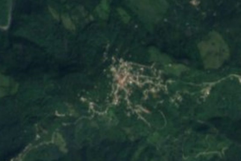Vista satelital de Bienvenido entre los cerros verdes de la Sierra Norte, Puebla