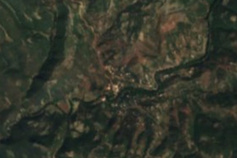 Vista satelital de San Agustín Ahuehuetla y la barranca arbolada que lleva a las cascadas, Puebla