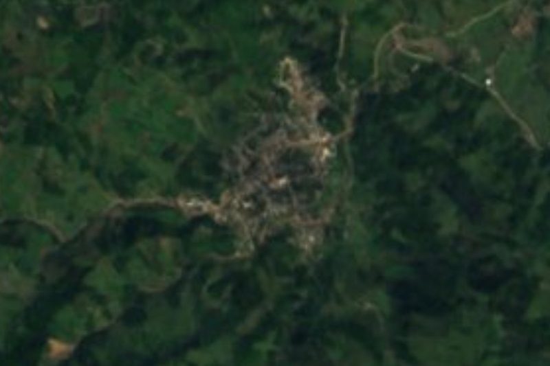 Vista satelital de Chicahuaxtla, pueblo extendido en un valle verde entre los cerros de la Sierra Norte, en Tlaola, Puebla