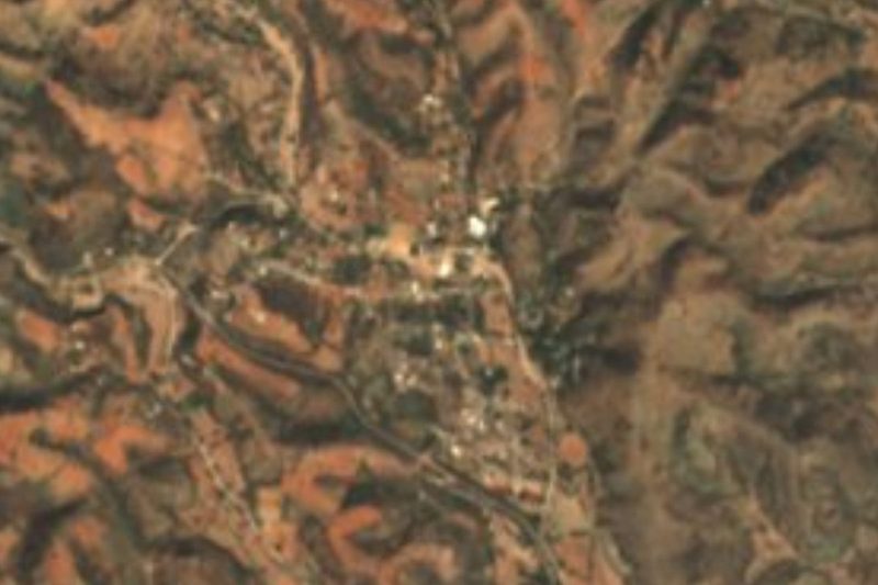 Vista satelital de San Bernardo y su barranca entre los cerros de Acatlán, Puebla