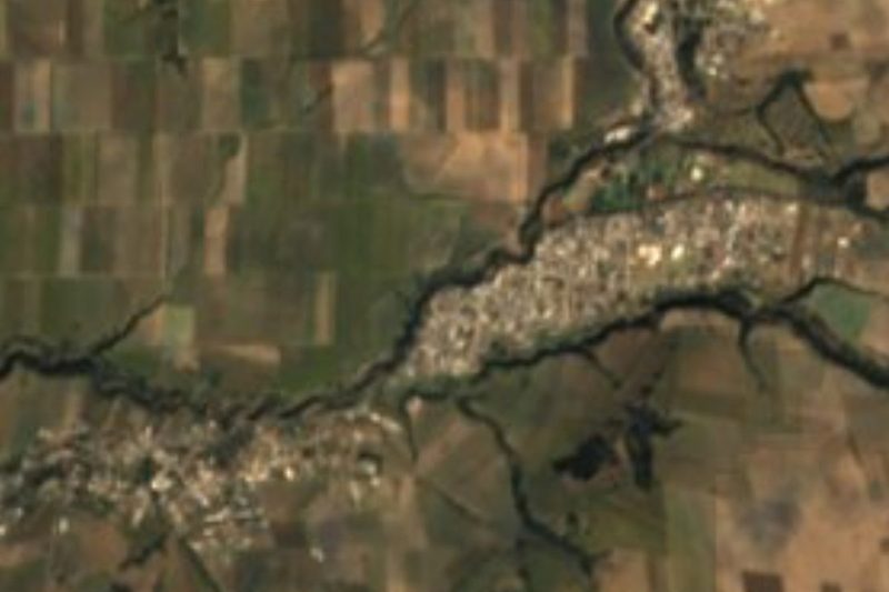 Vista satelital de San Juan Arcos Ojo de Agua entre sus barrancas y campos de cultivo, Puebla