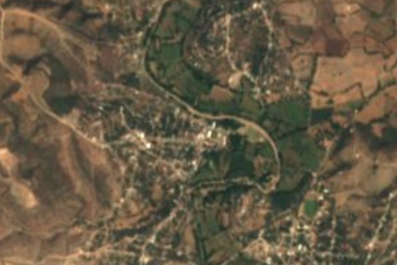 Vista satelital de San Pablo Anicano junto a su río entre los cerros de la Mixteca, Puebla