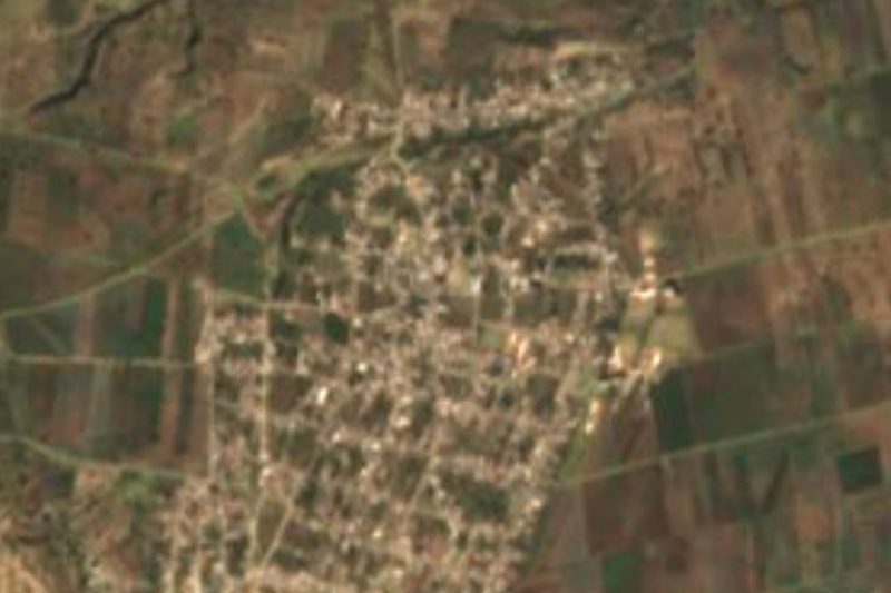 Vista satelital de Santa María Ixtiyucan, pueblo de calles en cuadrícula rodeado de tierras de cultivo planas en Nopalucan, Puebla