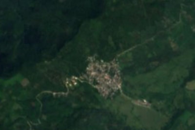 Vista satelital de Xochinanacatlán sobre una loma boscosa de la Sierra Norte, Puebla