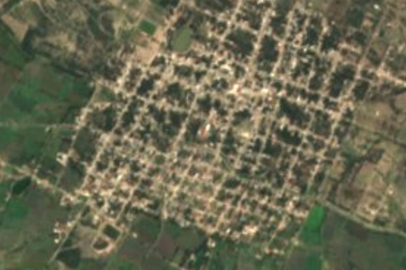 Vista satelital de Xochitlán Todos Santos, con su traza en cuadrícula entre campos de riego, Puebla