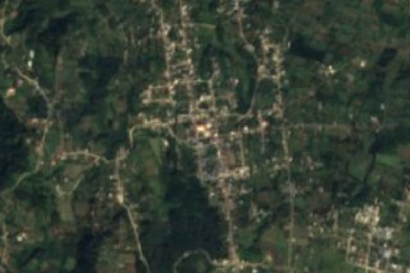 Vista satelital de Yaonáhuac, con sus casas sobre lomas entre bosque y milpas, Puebla