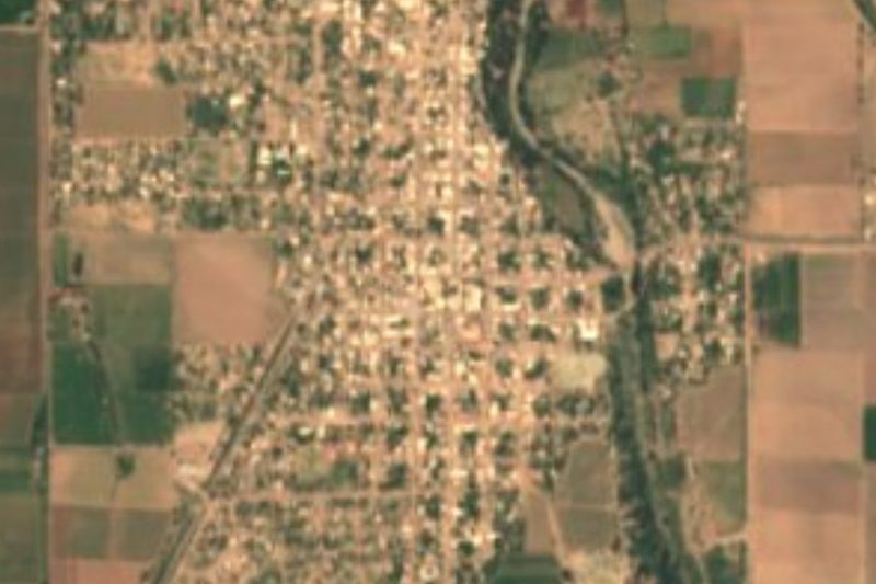 Vista satelital de Bacobampo, Sonora: la cuadrícula del pueblo junto al cauce arbolado del río, rodeada de campos de cultivo del valle del Mayo