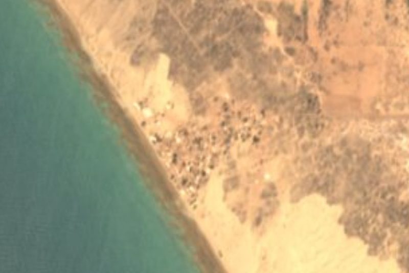 Vista satelital de Desemboque, Sonora: el pequeño poblado pesquero sobre una playa desértica del golfo de California, al noroeste de Caborca