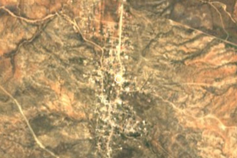 Vista satelital de El Sásabe entre los cerros del desierto, en la línea con Arizona (el círculo marca el centro), Sonora