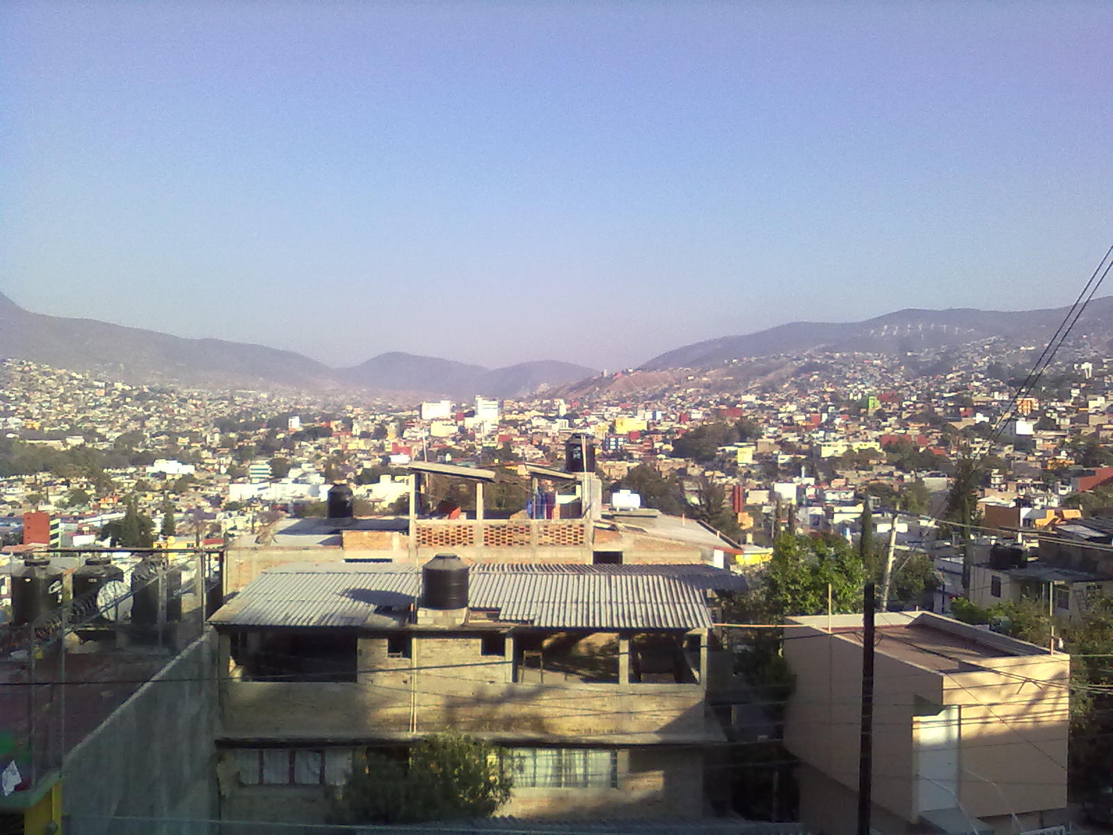 El valle de Chilpancingo y sus colonias en las laderas, visto desde la colonia Loma Bonita, a 1 km al suroeste de la pirámide de Pezuapan, Zona arqueológica "Pezuapan", Guerrero