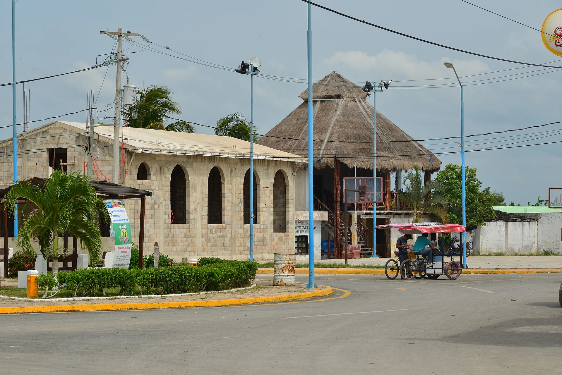 Edificio de piedra y palapa en una esquina de Chiquilá, Quintana Roo
