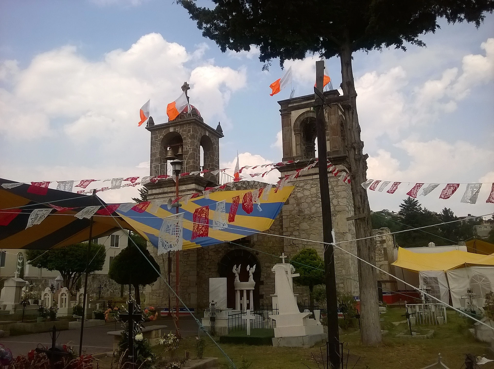 Iglesia de La Trinidad Chimalpa con papel picado de fiesta, Tlaxcala