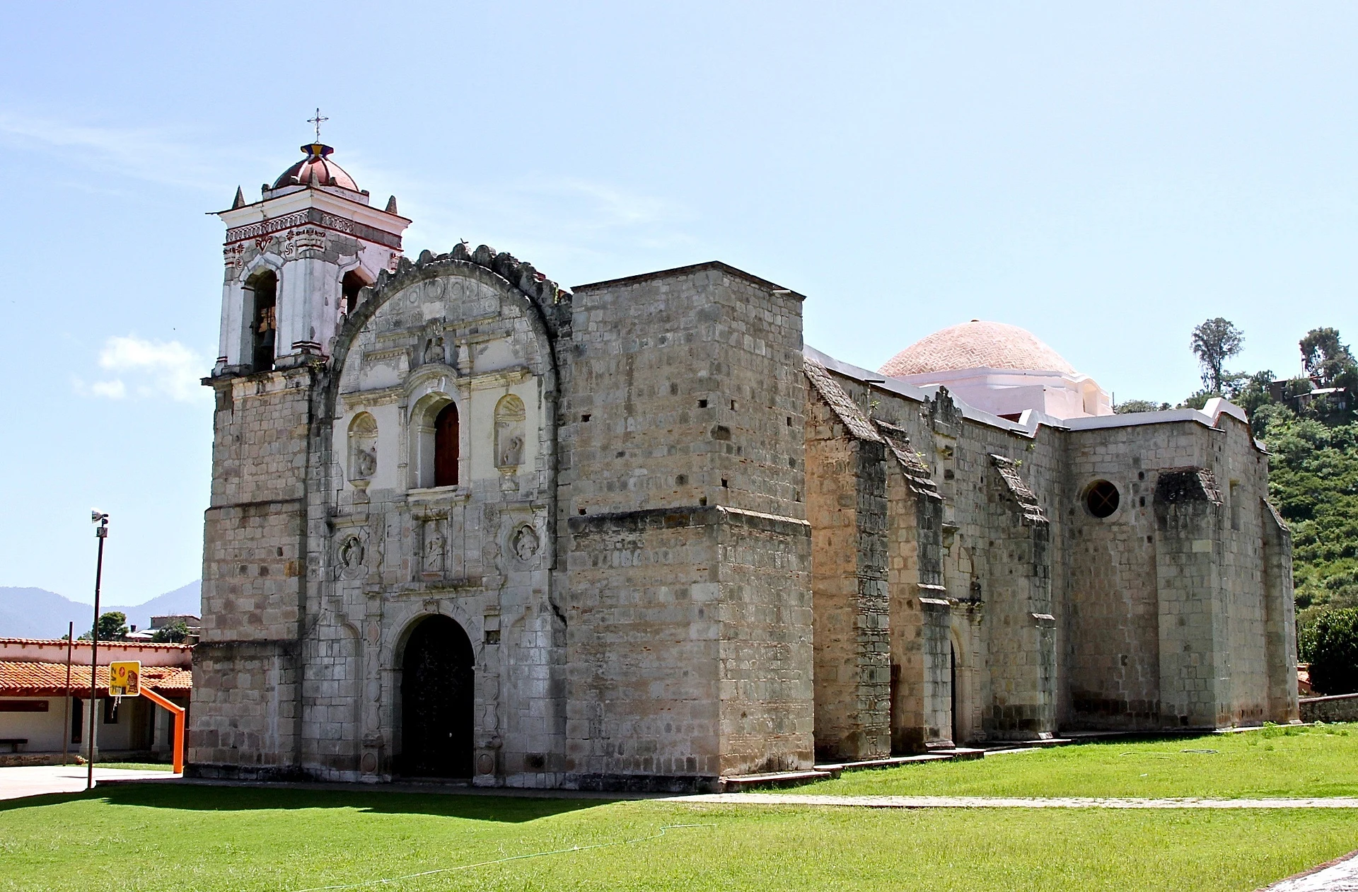 Templo colonial de Santa Catarina Lachatao en la Sierra Norte de Oaxaca