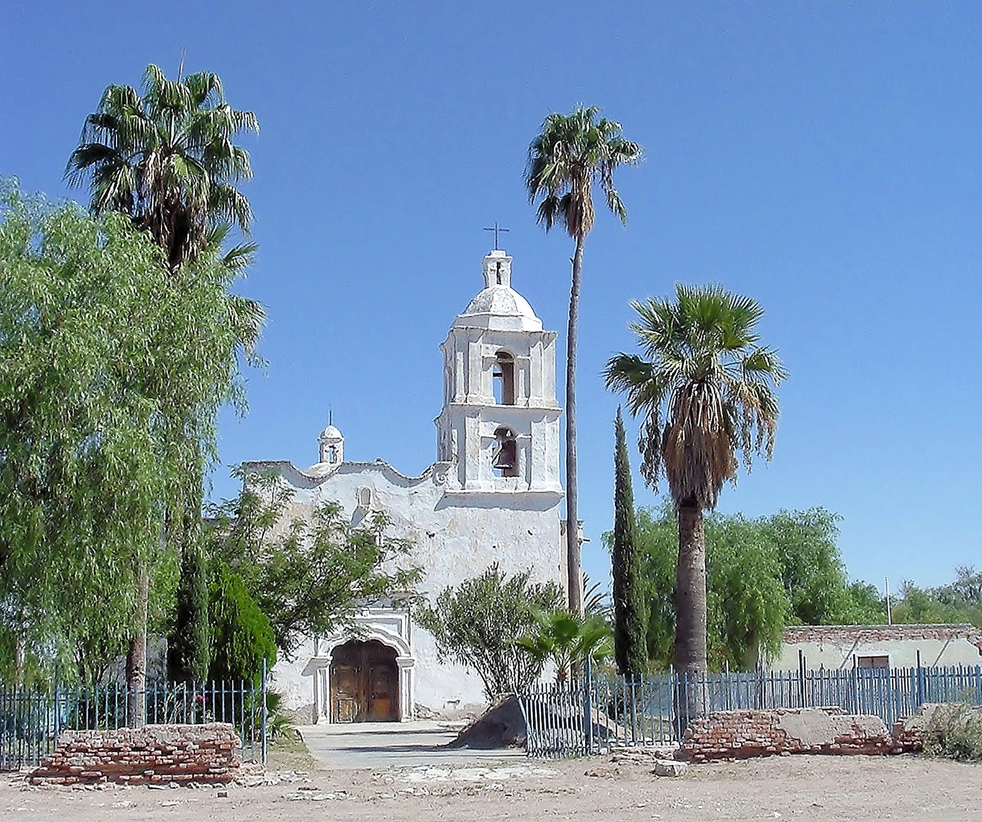 Capilla blanca y palmeras en Santa Ana de los Hornos, Viesca, Coahuila