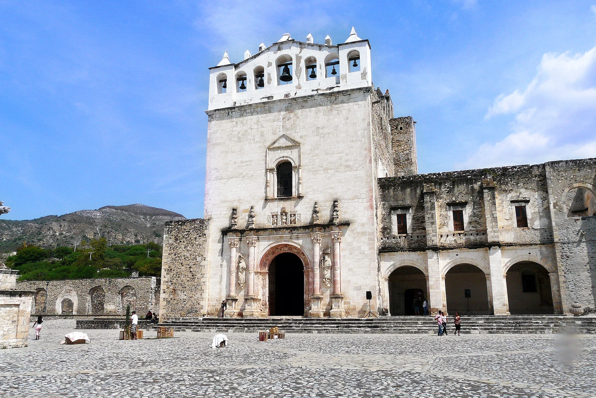 Espadaña y portales del convento de los Santos Reyes, Metztitlán, Hidalgo