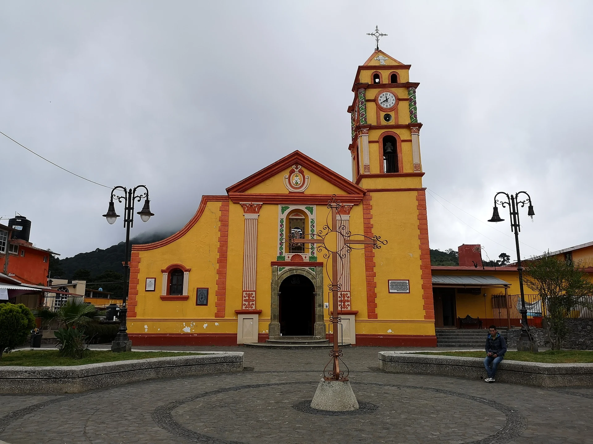 Parroquia de San José amarilla y roja con su torre del reloj, Pinal de Amoles, Querétaro