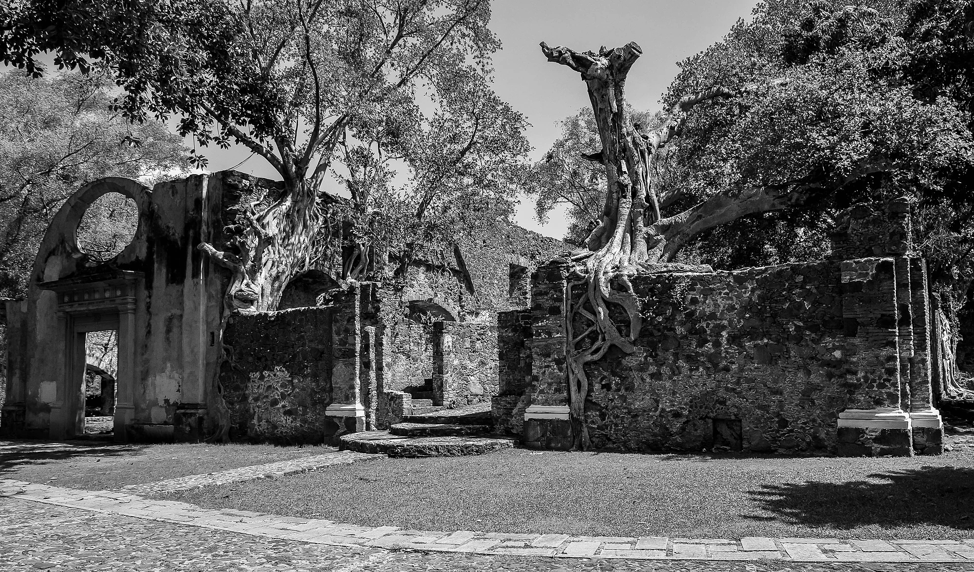 Ruins of the former Oacalco hacienda, about 700 m from Adolfo López Mateos, Morelos