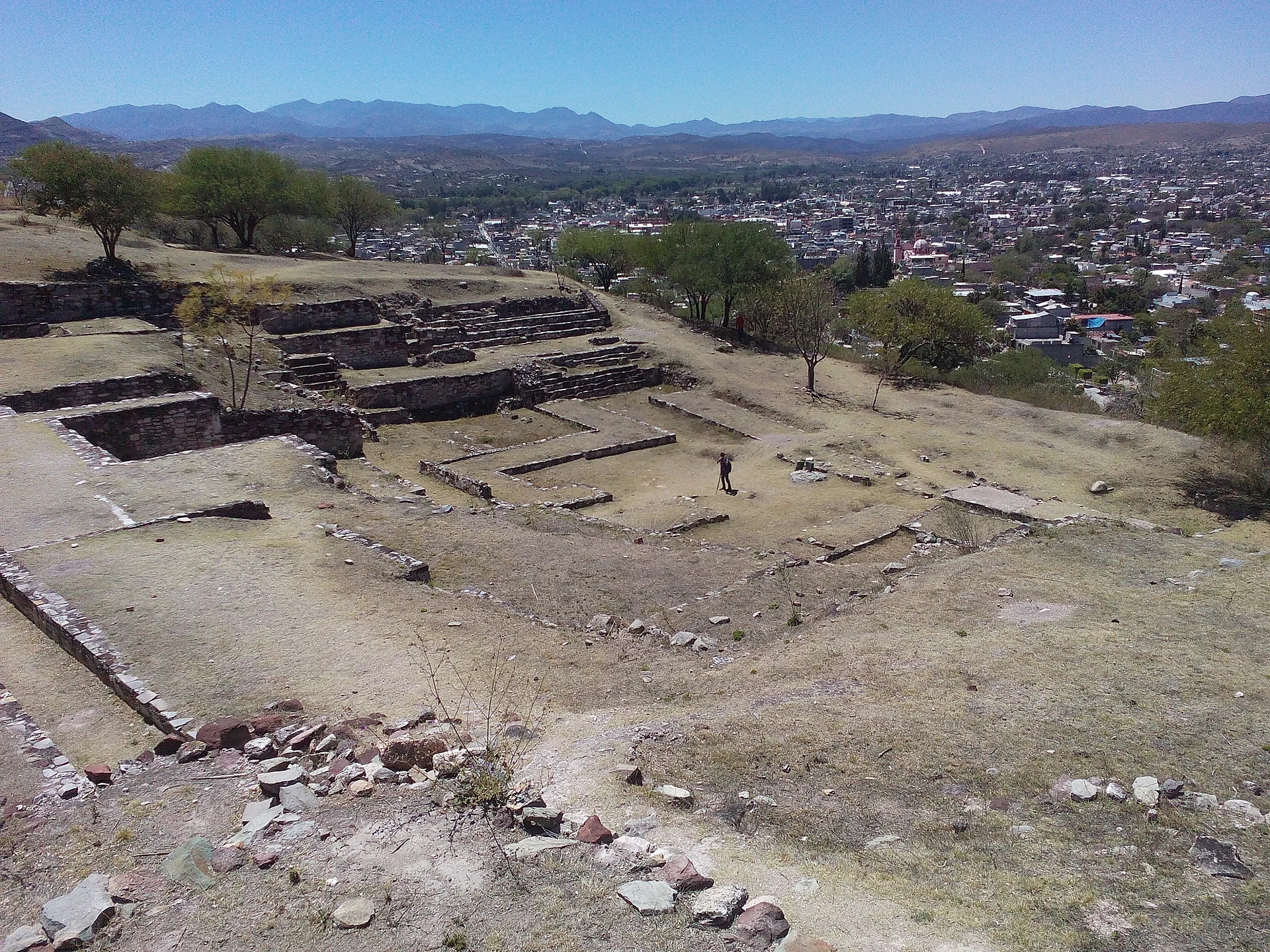 Terrazas y cimientos de cuartos excavados en el Cerro de las Minas, con Huajuapan de León abajo, Oaxaca
