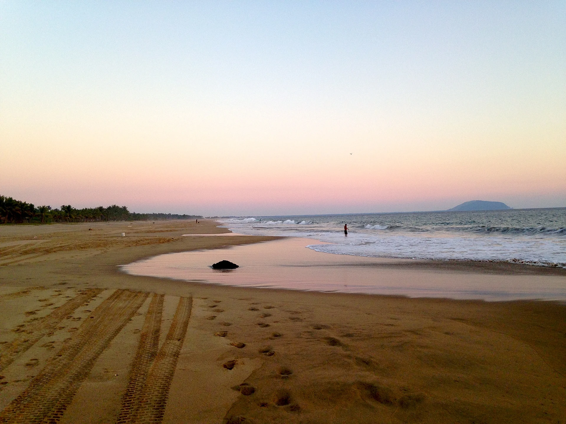 Amplia arena solitaria de Playa Larga al anochecer, Guerrero
