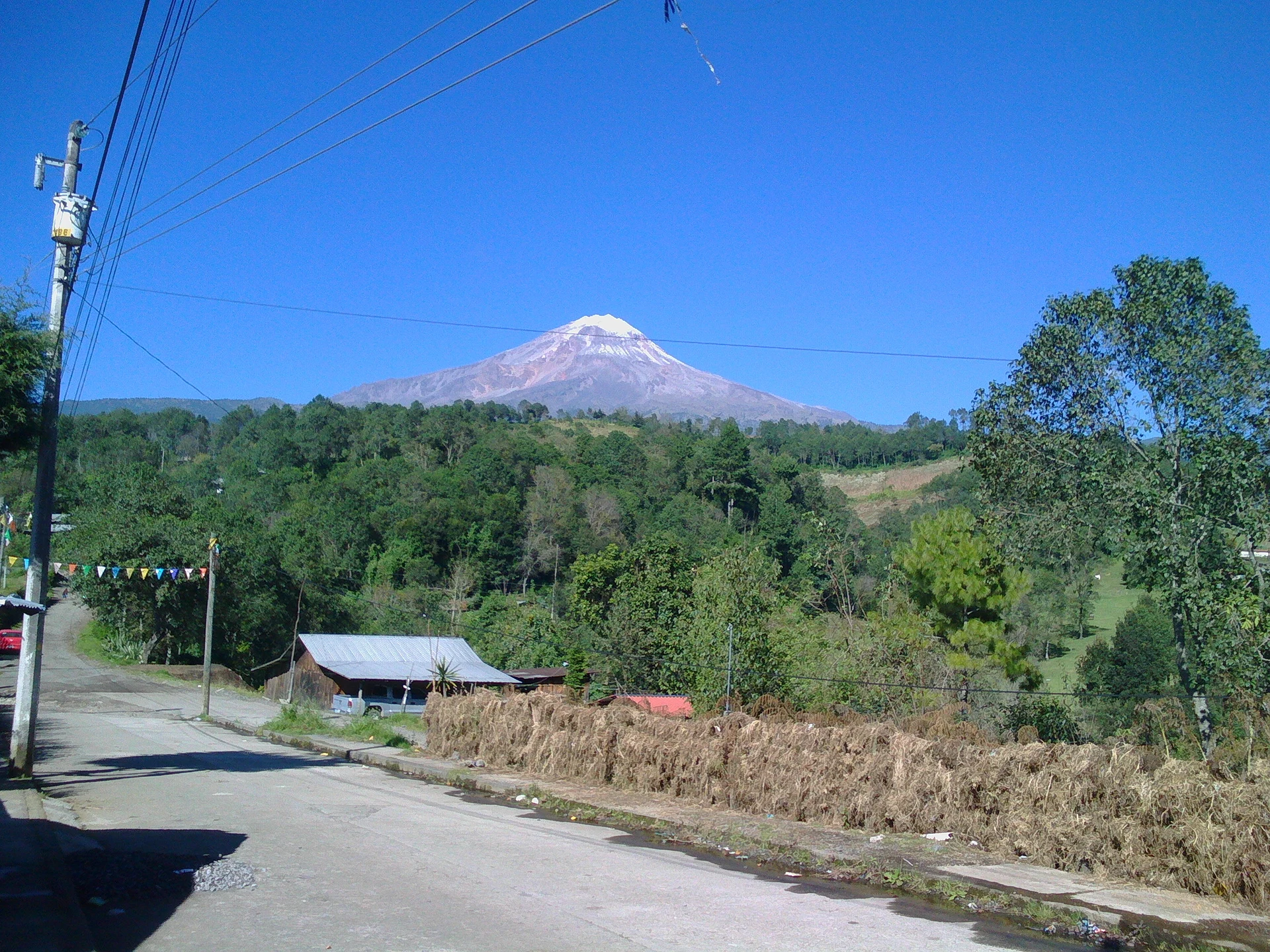 El Pico de Orizaba visto desde La Lagunilla, a menos de 2 km de Chilapa, en el municipio de La Perla, Veracruz