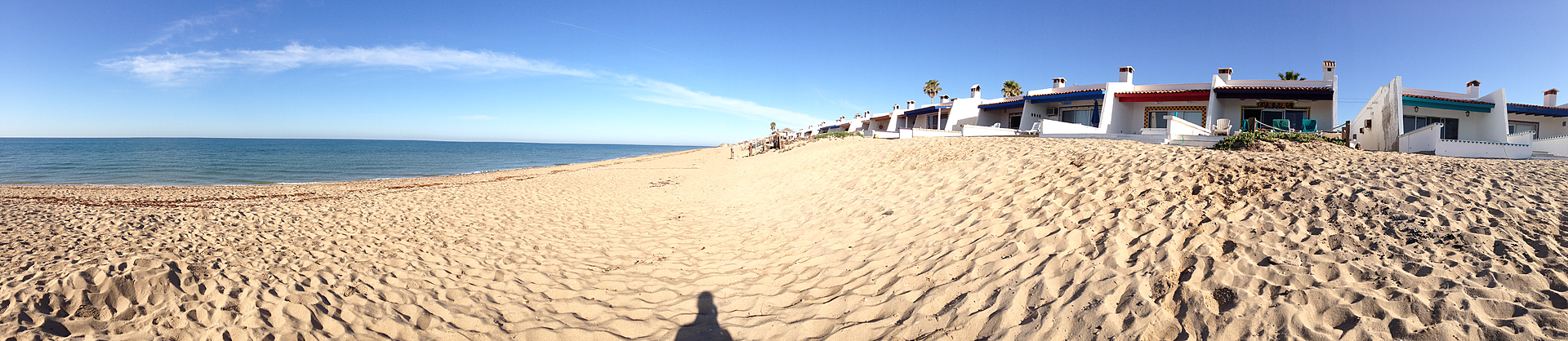 Panorámica de la playa de Las Conchas, con casas blancas frente al mar sobre la duna y el golfo de California, Sonora