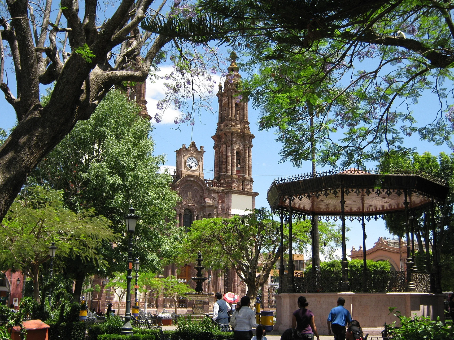 El kiosco de la Plaza de Armas y las torres de la catedral en el centro de Zamora, Michoacán