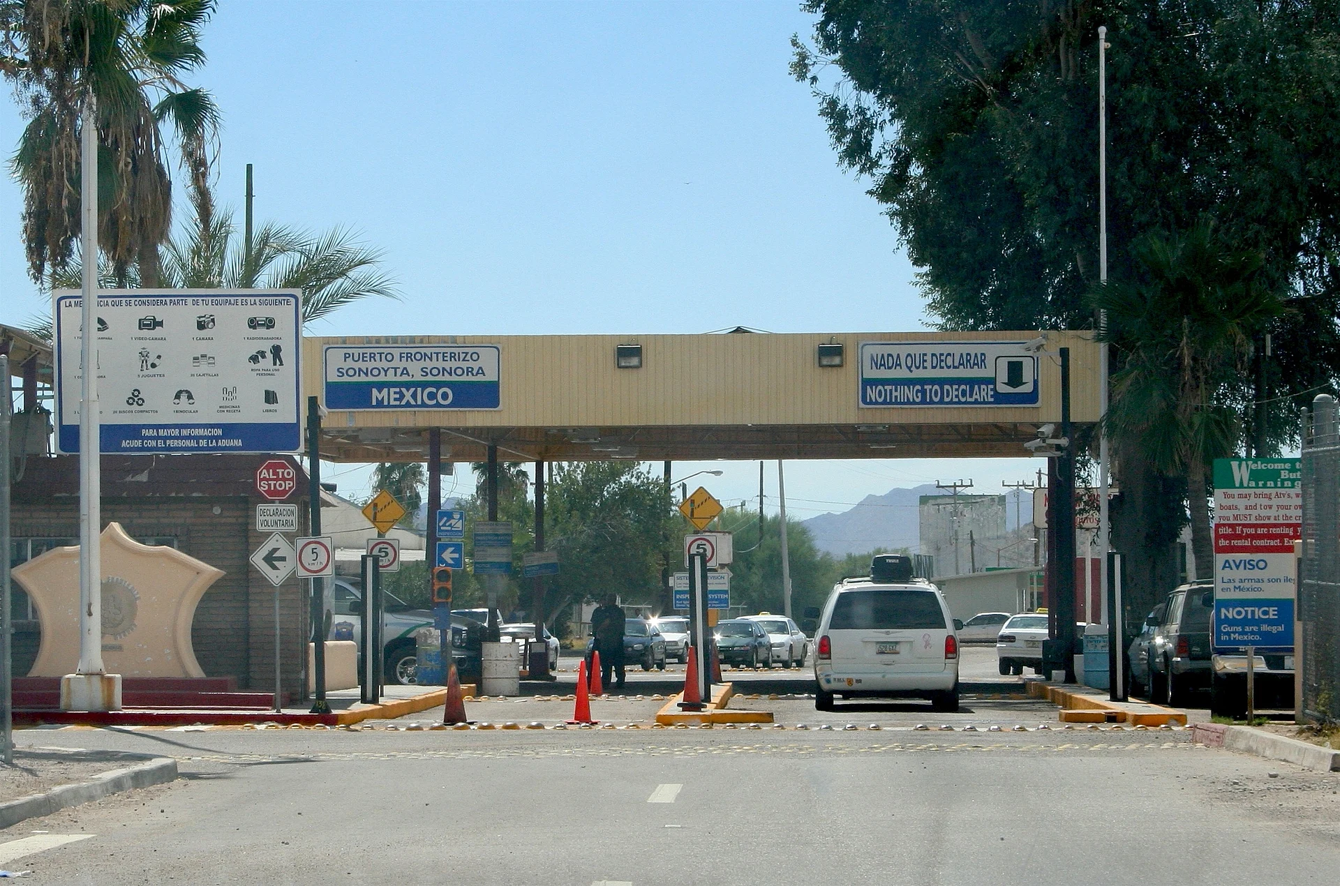 La garita mexicana de Sonoyta, Sonora, entrando desde Lukeville, con letreros bilingües y autos que entran a México