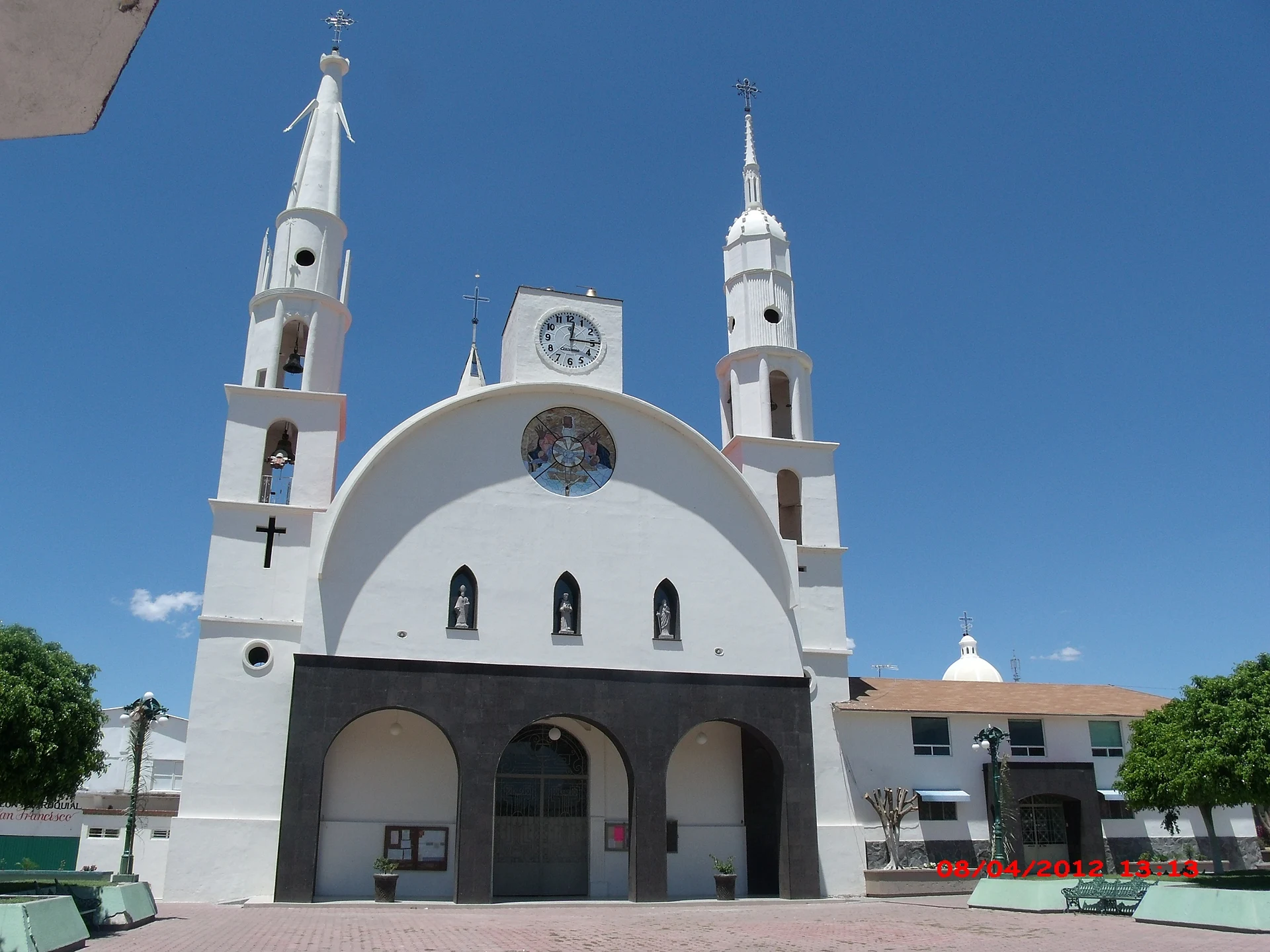 Around Chupícuaro, Guanajuato: Las doce y cuarto