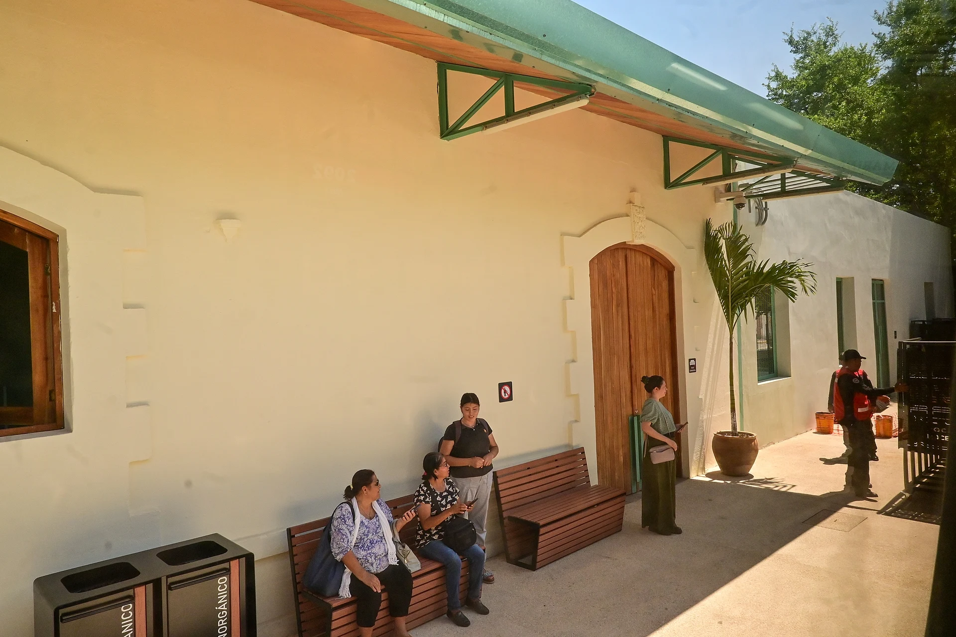 The platform and renovated building of the Ixtepec railway station, Ciudad Ixtepec, Oaxaca