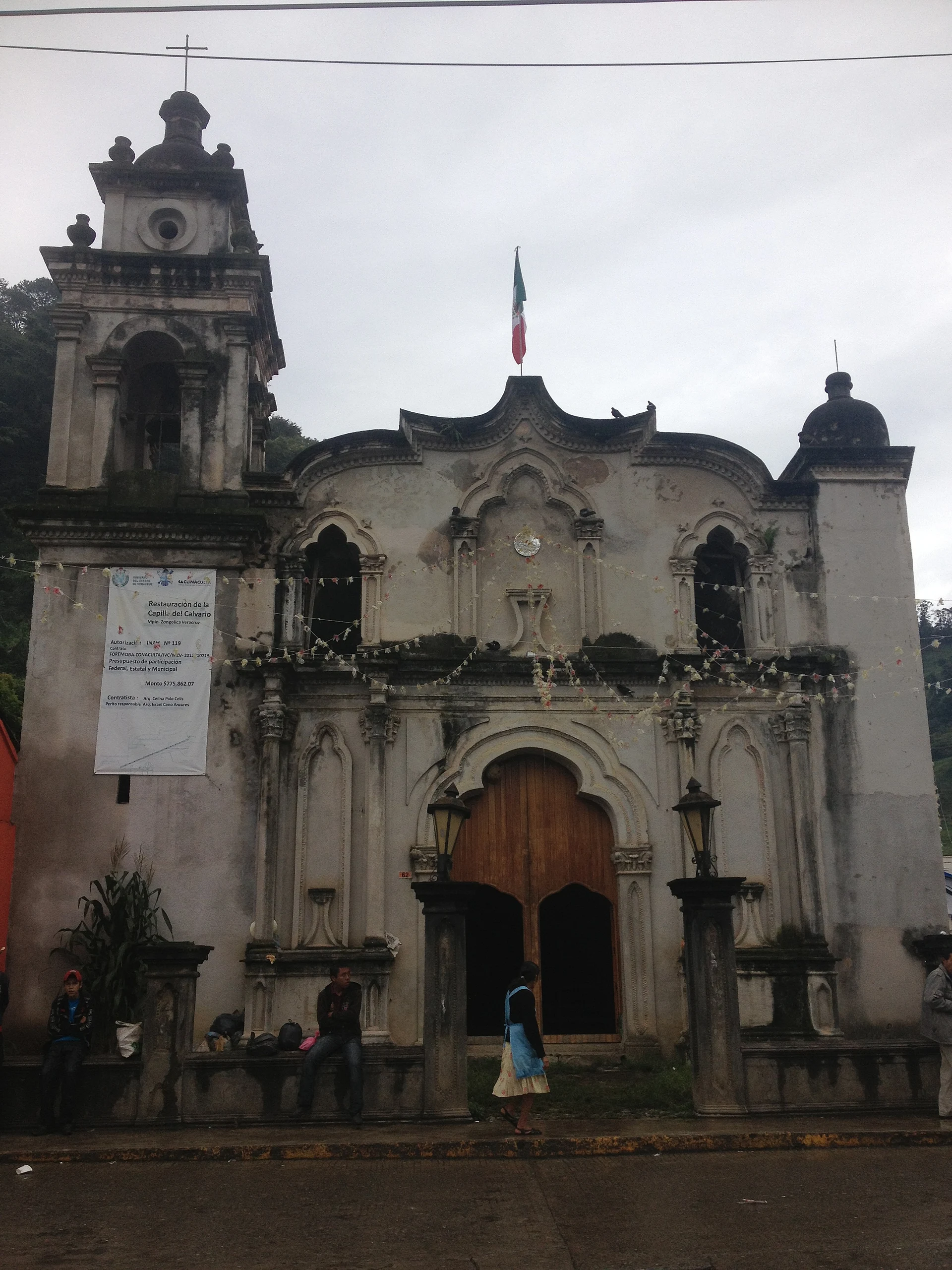 Fachada de la antigua capilla del Calvario en Zongolica, con su campanario y portada labrada, Veracruz