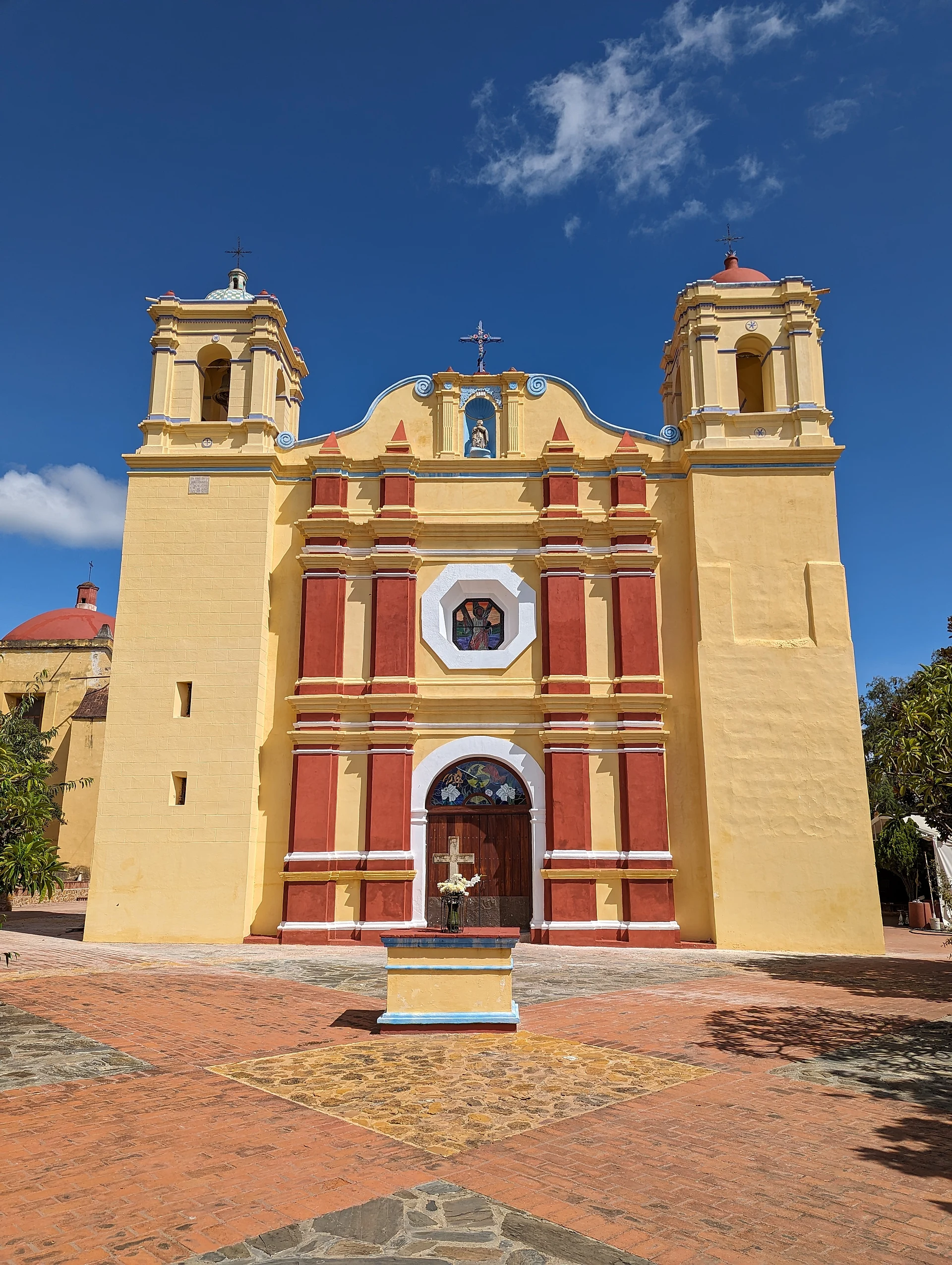 La fachada amarilla y roja del templo de San Andrés Huayápam y su atrio, Oaxaca
