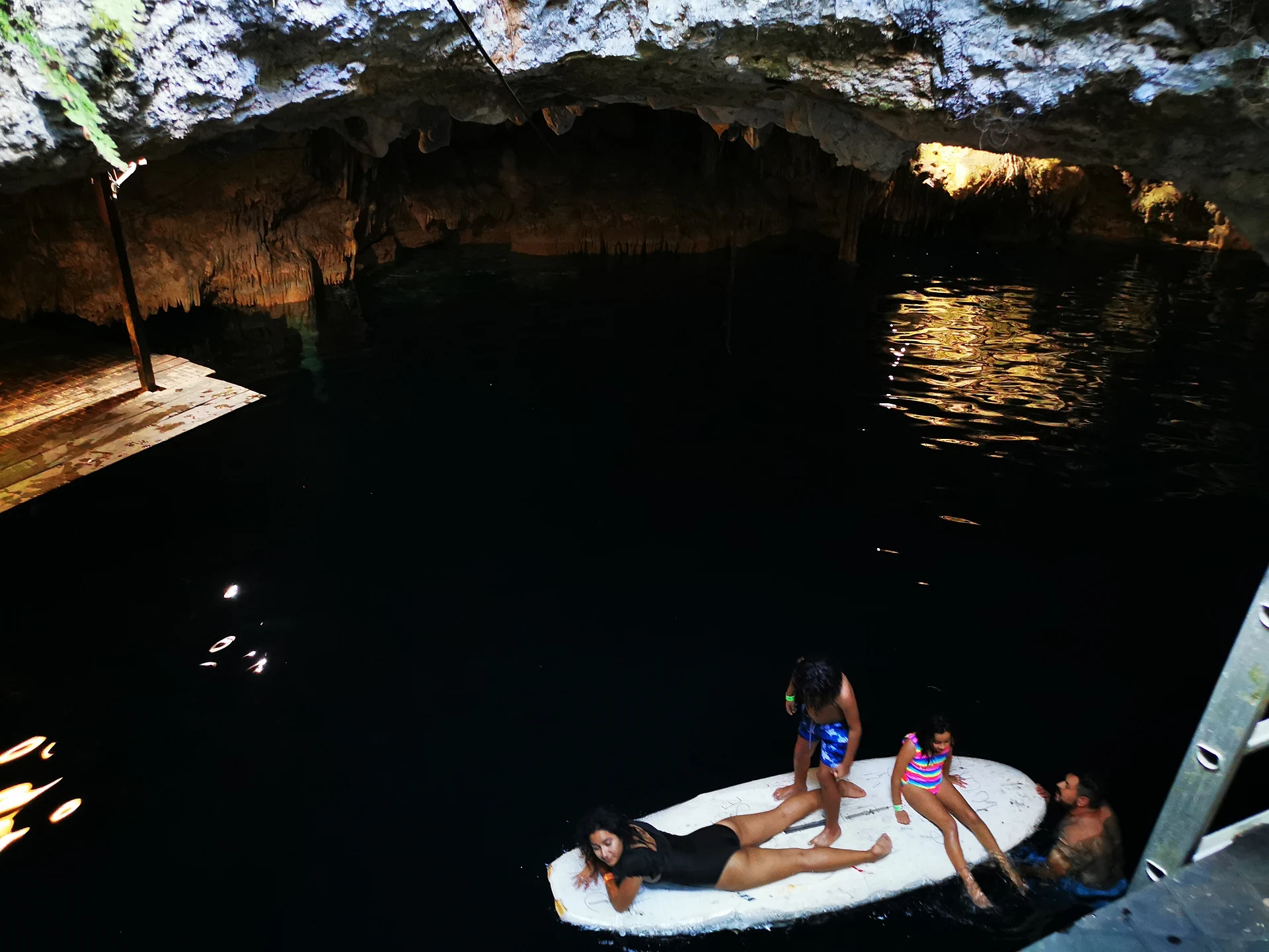 Bañistas en un cenote de caverna de la Ruta de los Cenotes, tierra adentro de Puerto Morelos, Quintana Roo