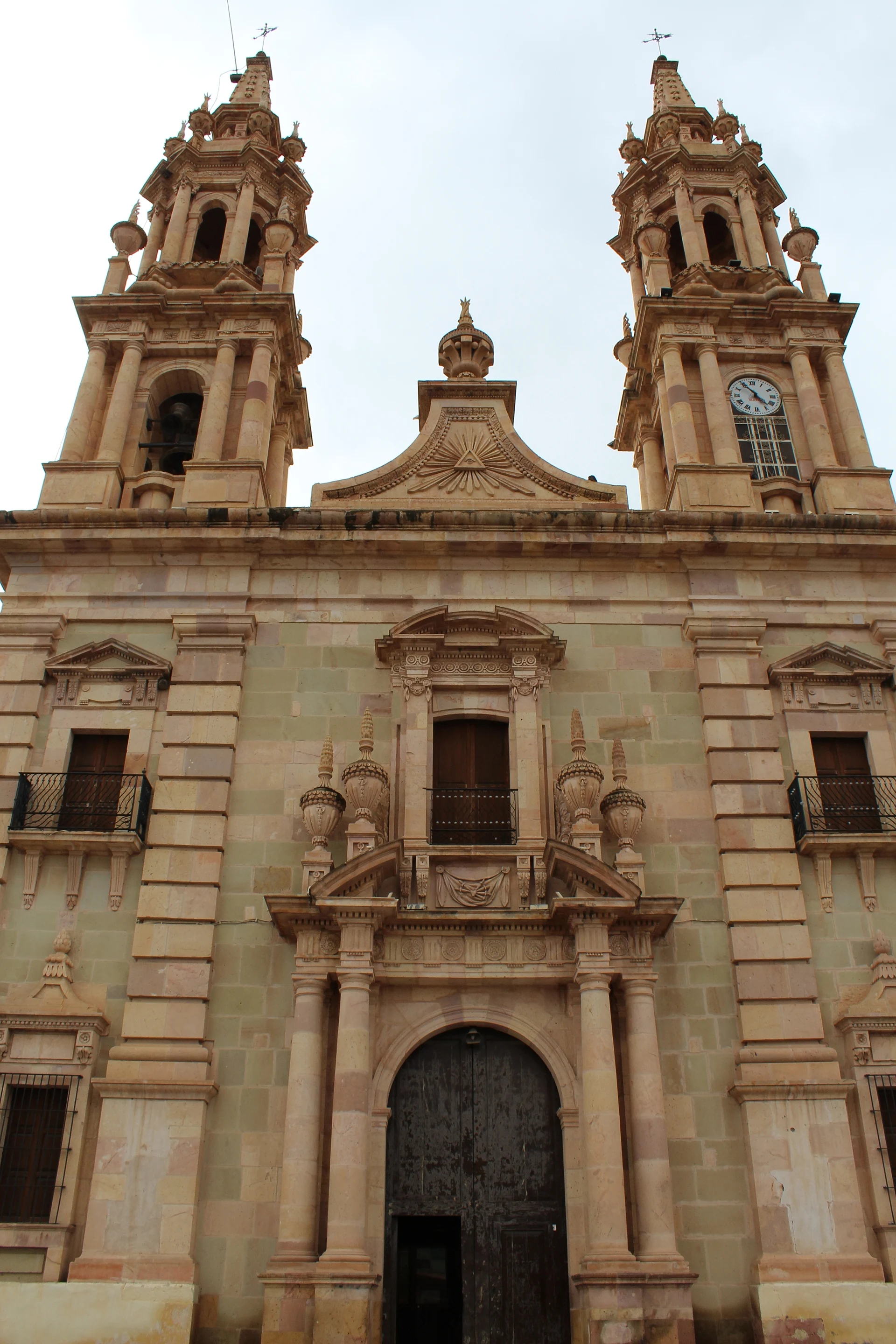 Fachada de cantera rosada del templo de Santa Teresa en la ex hacienda de El Carro, en Villa González Ortega, con sus dos torres altas y reloj, Zacatecas