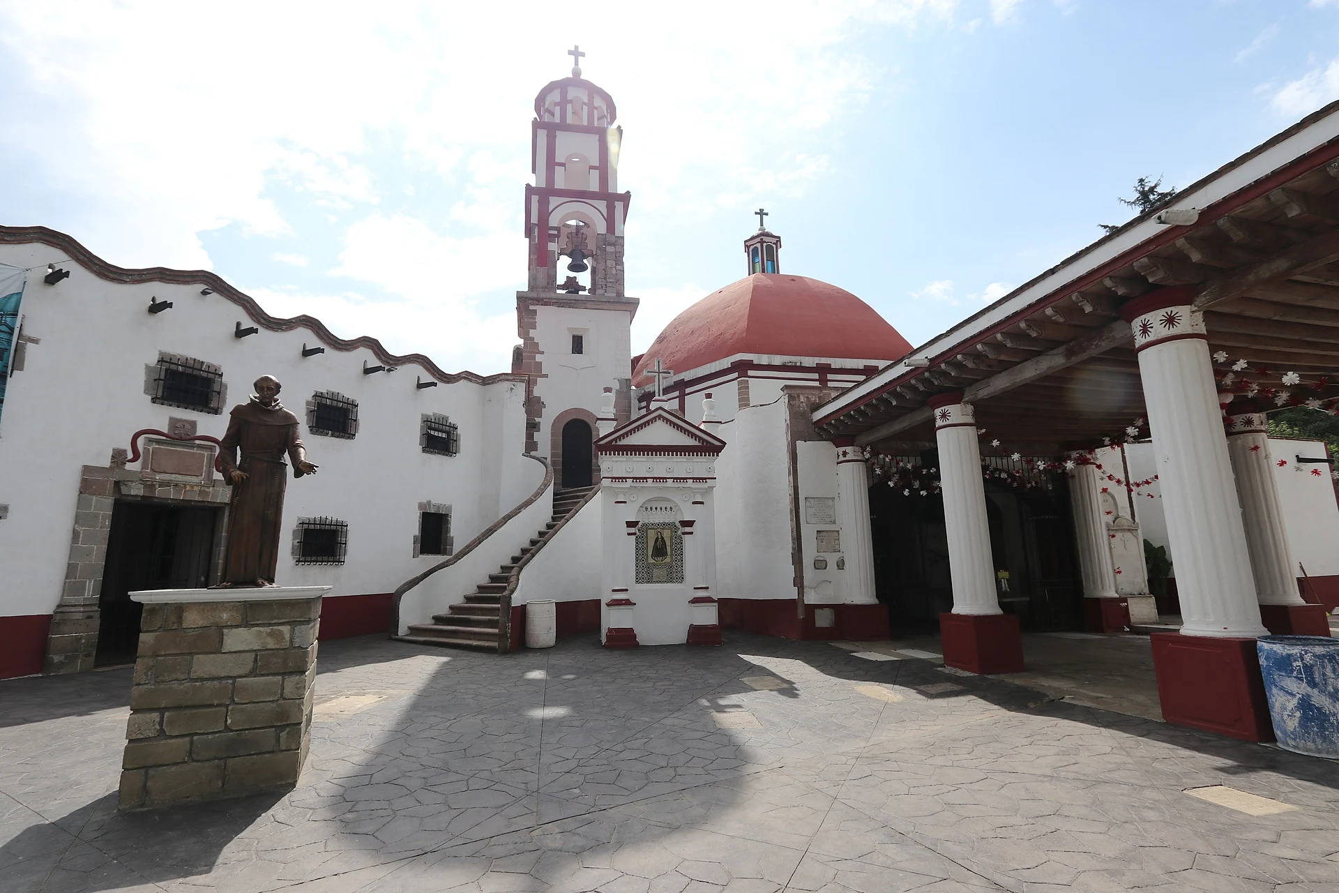 Patio del santuario del Señor del Sacromonte, en el cerro sobre Amecameca, con su campanario, la cúpula roja y la escalinata, Parque Nacional Sacromonte, Estado de México