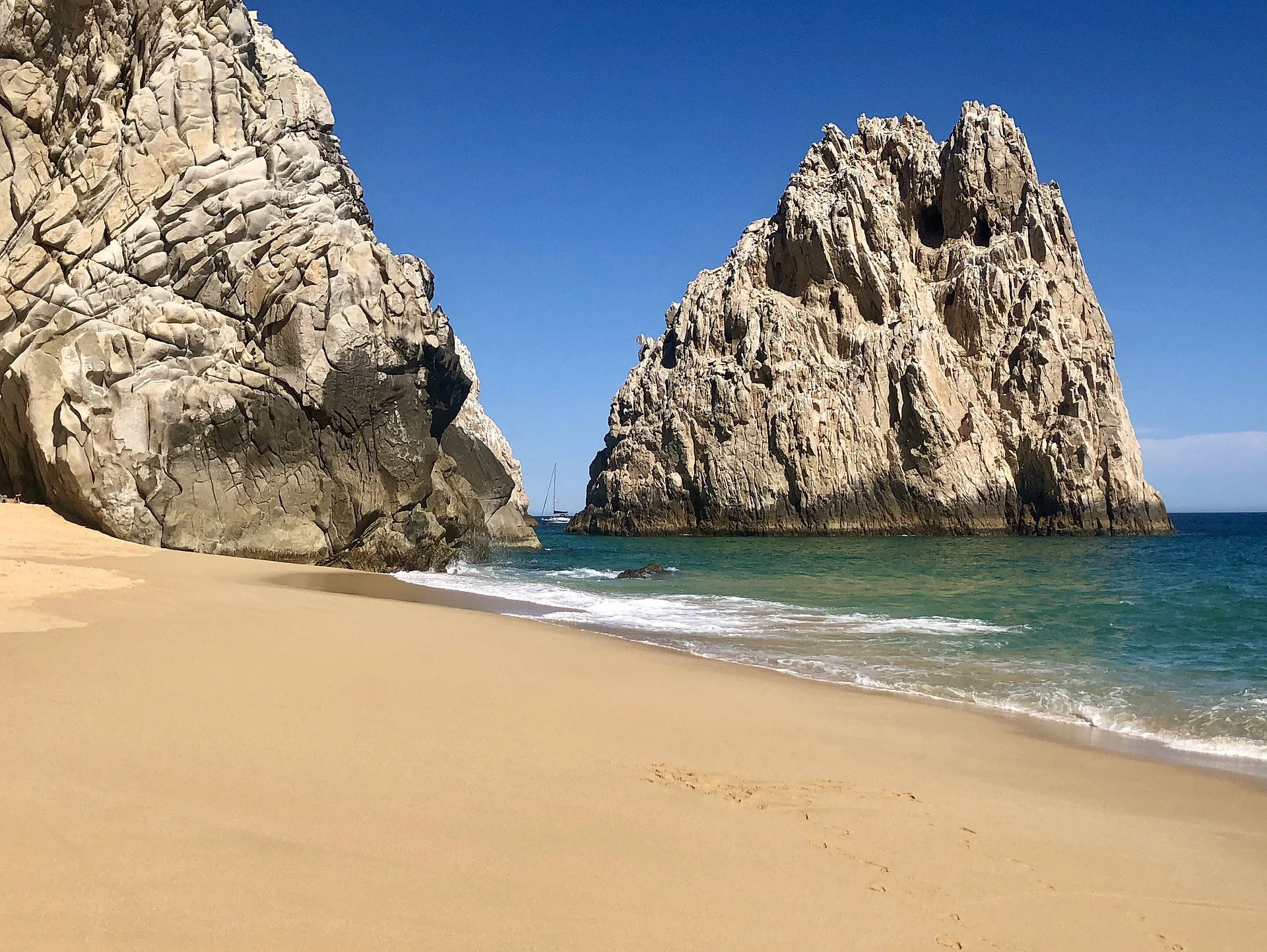The sand and Pacific surf of Playa del Divorcio, Baja California Sur