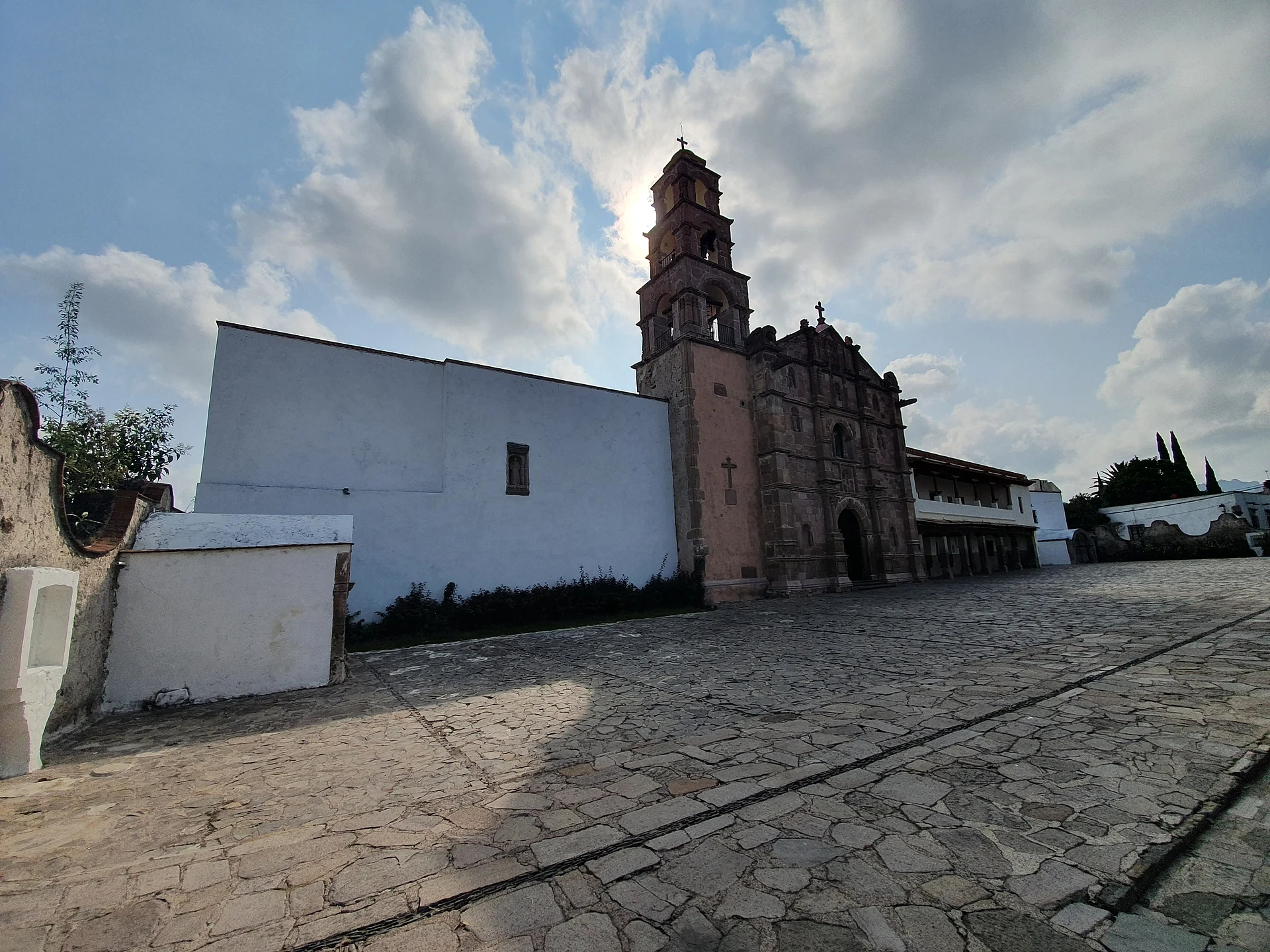 Plaza empedrada frente al templo y convento de San Jerónimo en Aculco, Estado de México