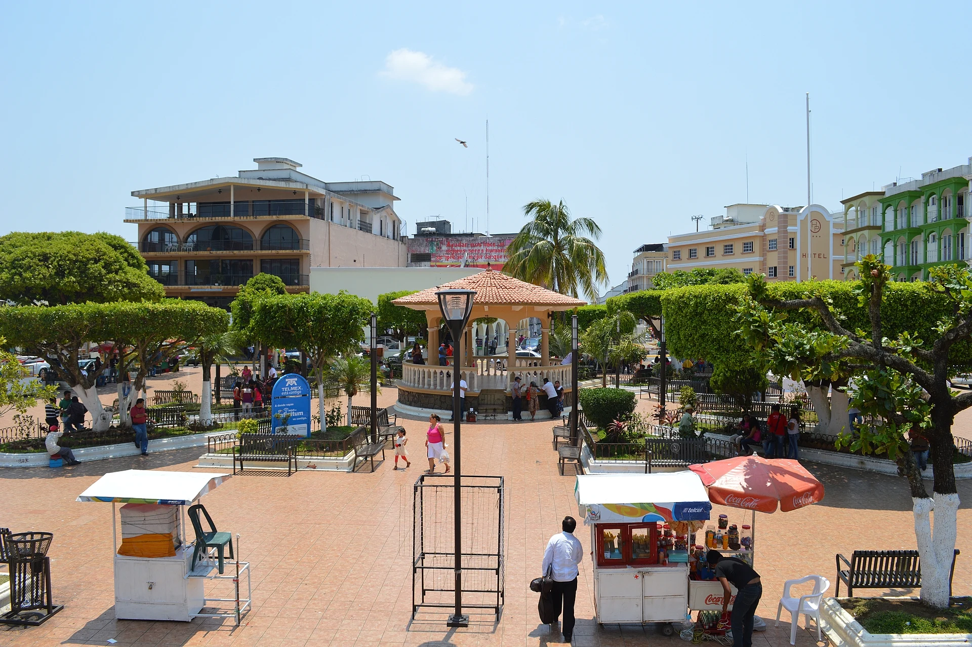 El Parque Lerdo, plaza principal de San Andrés Tuxtla, con su kiosco circular y vendedores, Veracruz