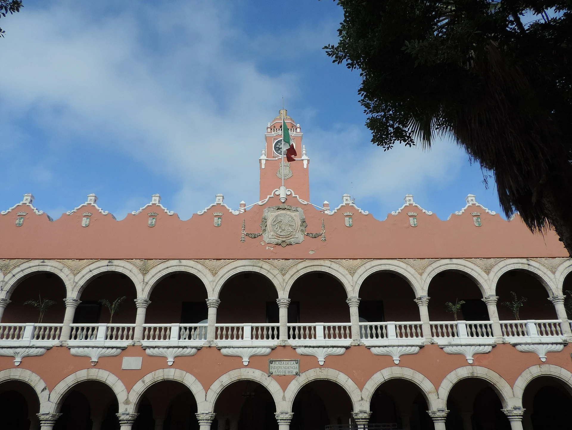 La fachada rosa de portales y la torre del reloj del Palacio Municipal de Mérida, Yucatán