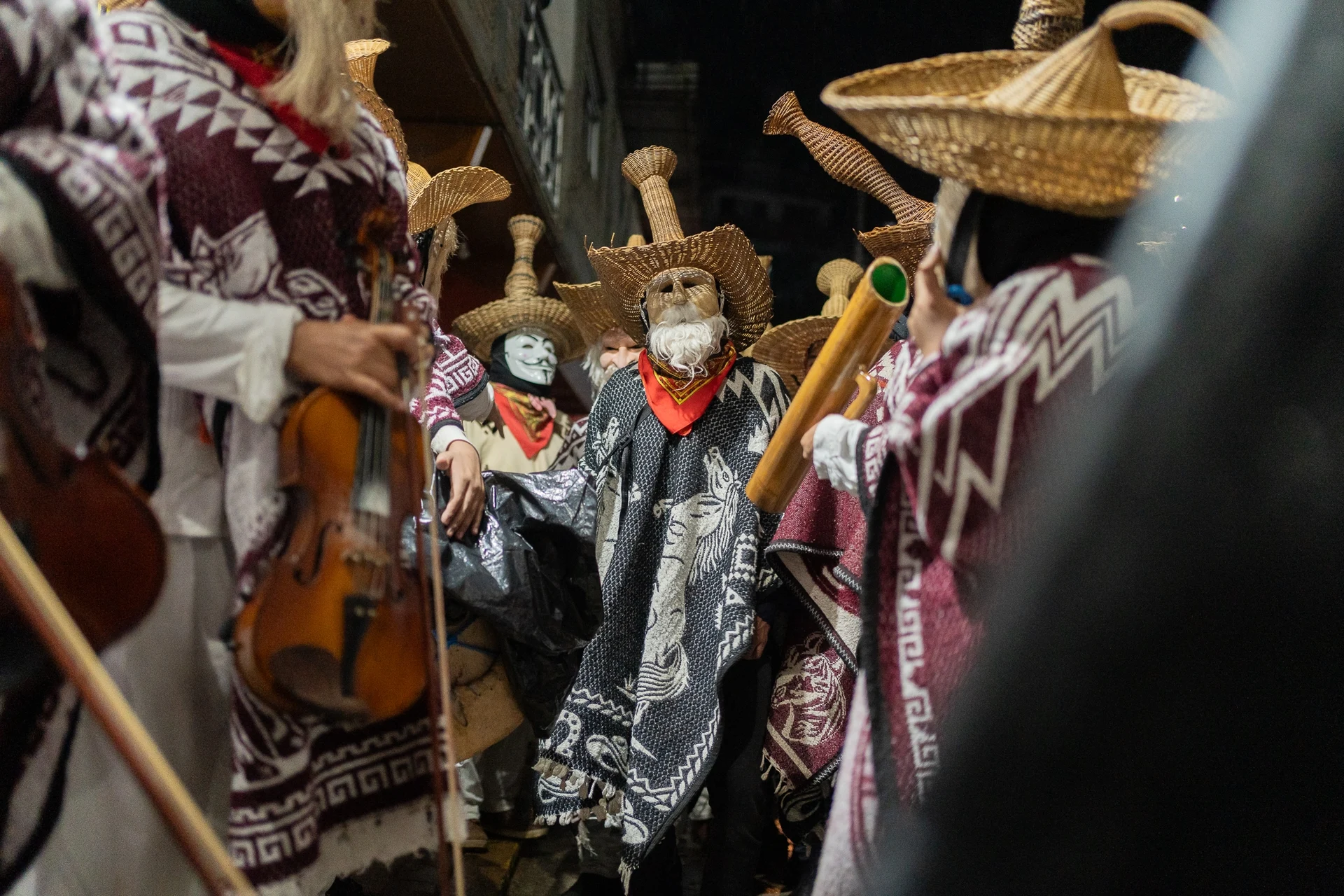 Danzantes huehuentones enmascarados con un violinista, Huautla de Jiménez, Oaxaca