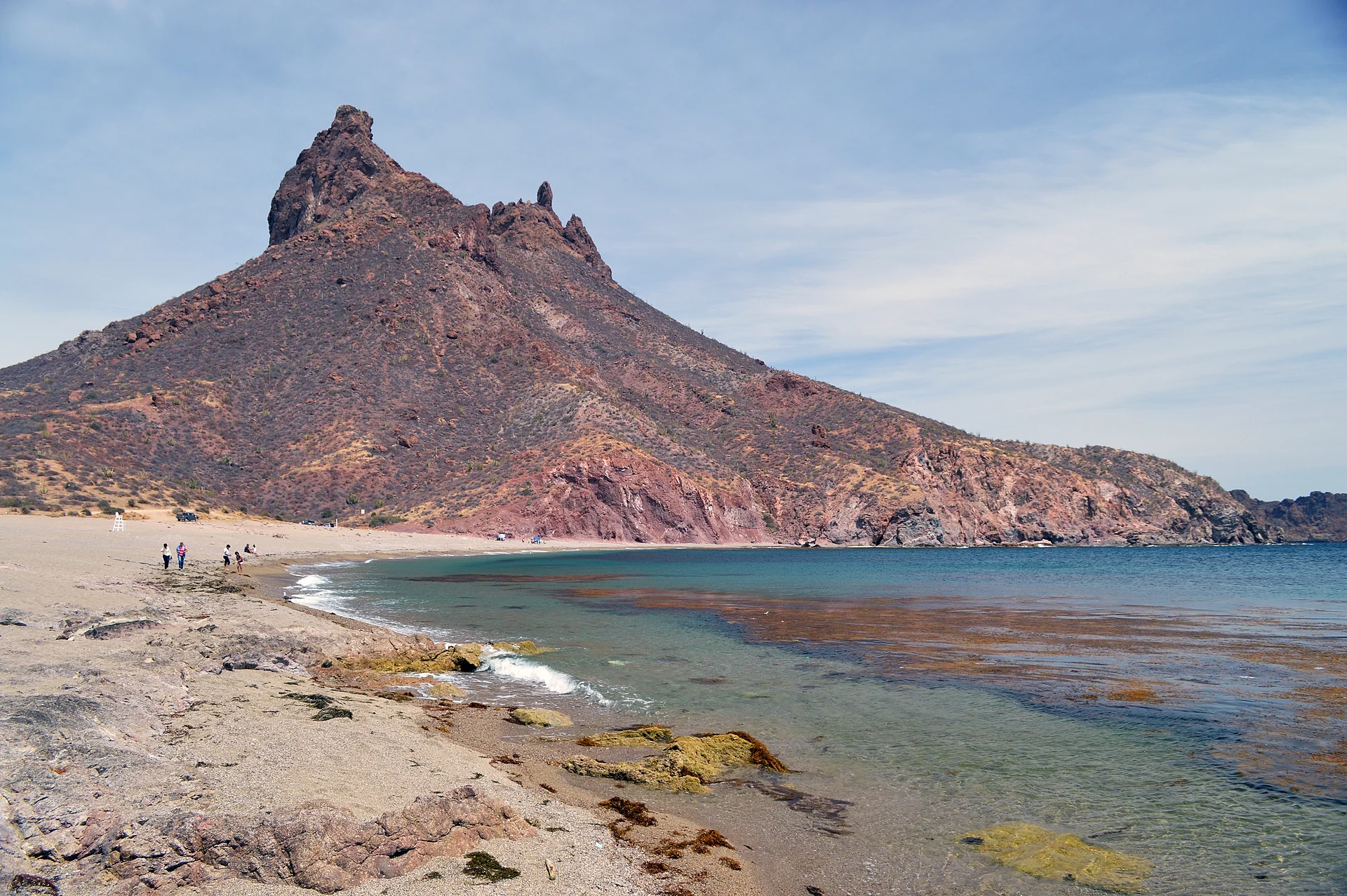 El cerro Tetakawi sobre los bajos rocosos de la Playa Piedras Pintas, San Carlos, Sonora