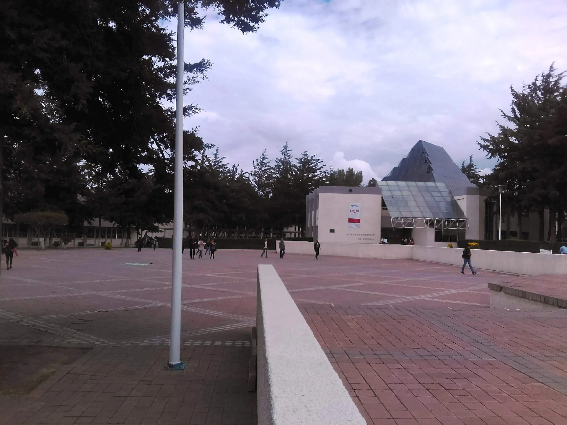 Esplanade of the UAEH Ciudad del Conocimiento campus, about 700 m from Álamo Rústico, Hidalgo