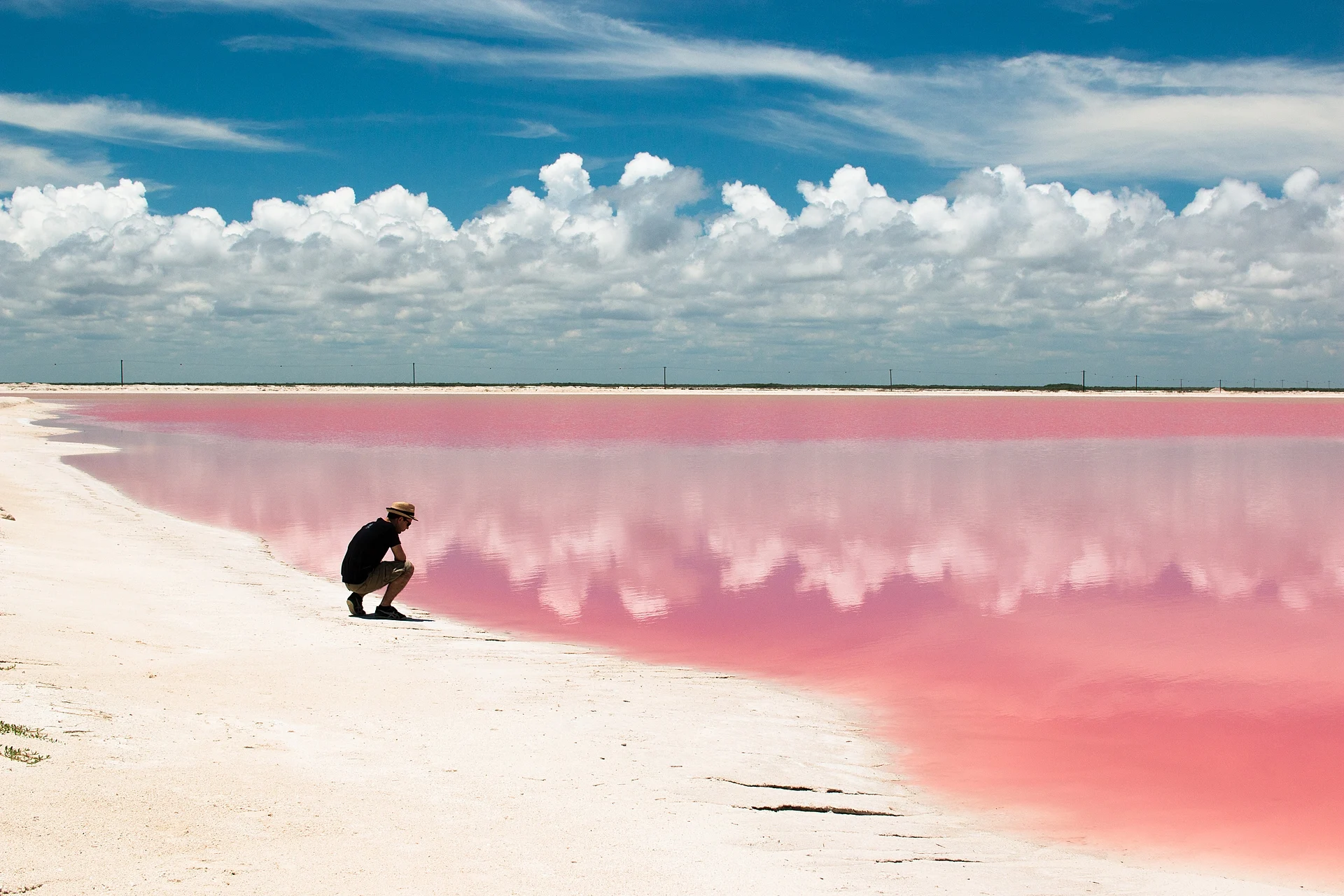 Las salineras rosas de Las Coloradas bajo un cielo despejado, Yucatán
