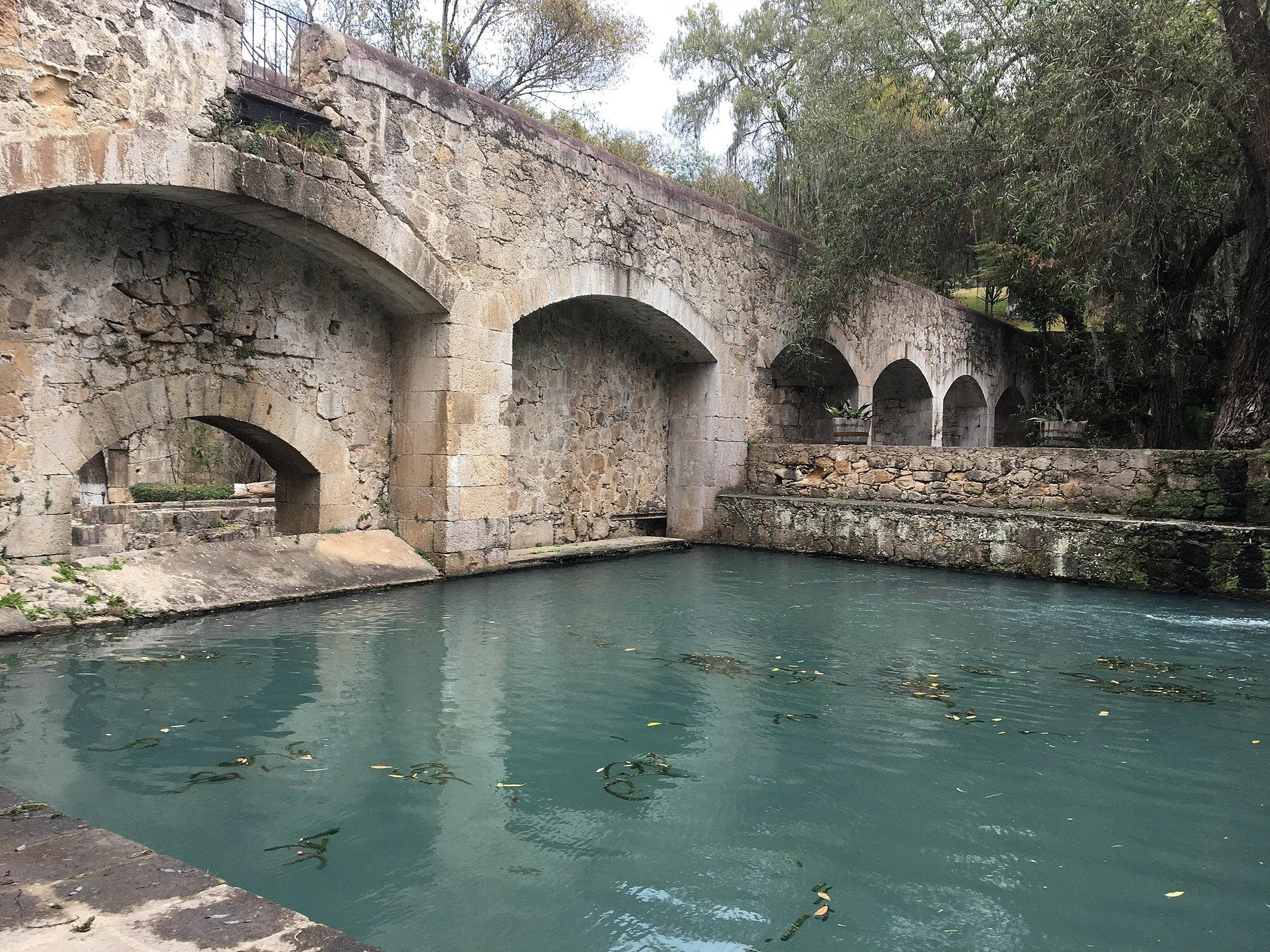 Arcos de piedra sobre el lago de la Hacienda de San Miguel Regla, Hidalgo