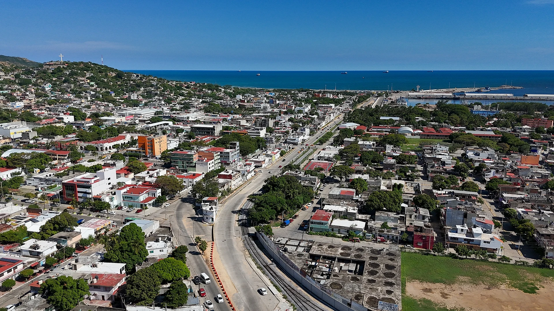 Vista aérea de Salina Cruz, con su avenida principal cruzando la ciudad hacia el puerto y el océano Pacífico, Oaxaca