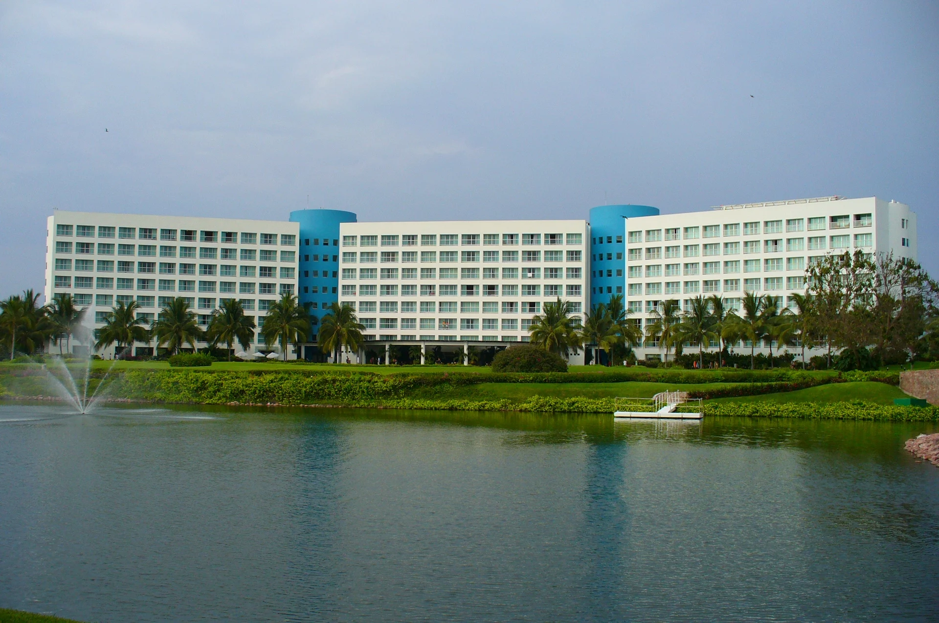 Torres de hotel del complejo Vidanta al otro lado de una laguna en Nuevo Vallarta, VidantaWorld, Nayarit