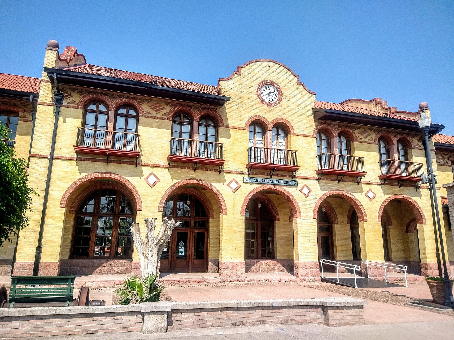 La estación de ferrocarril de 1911 en Aguascalientes, de ladrillo amarillo, hoy Museo Ferrocarrilero, con puertas en arco y balcones de herrería