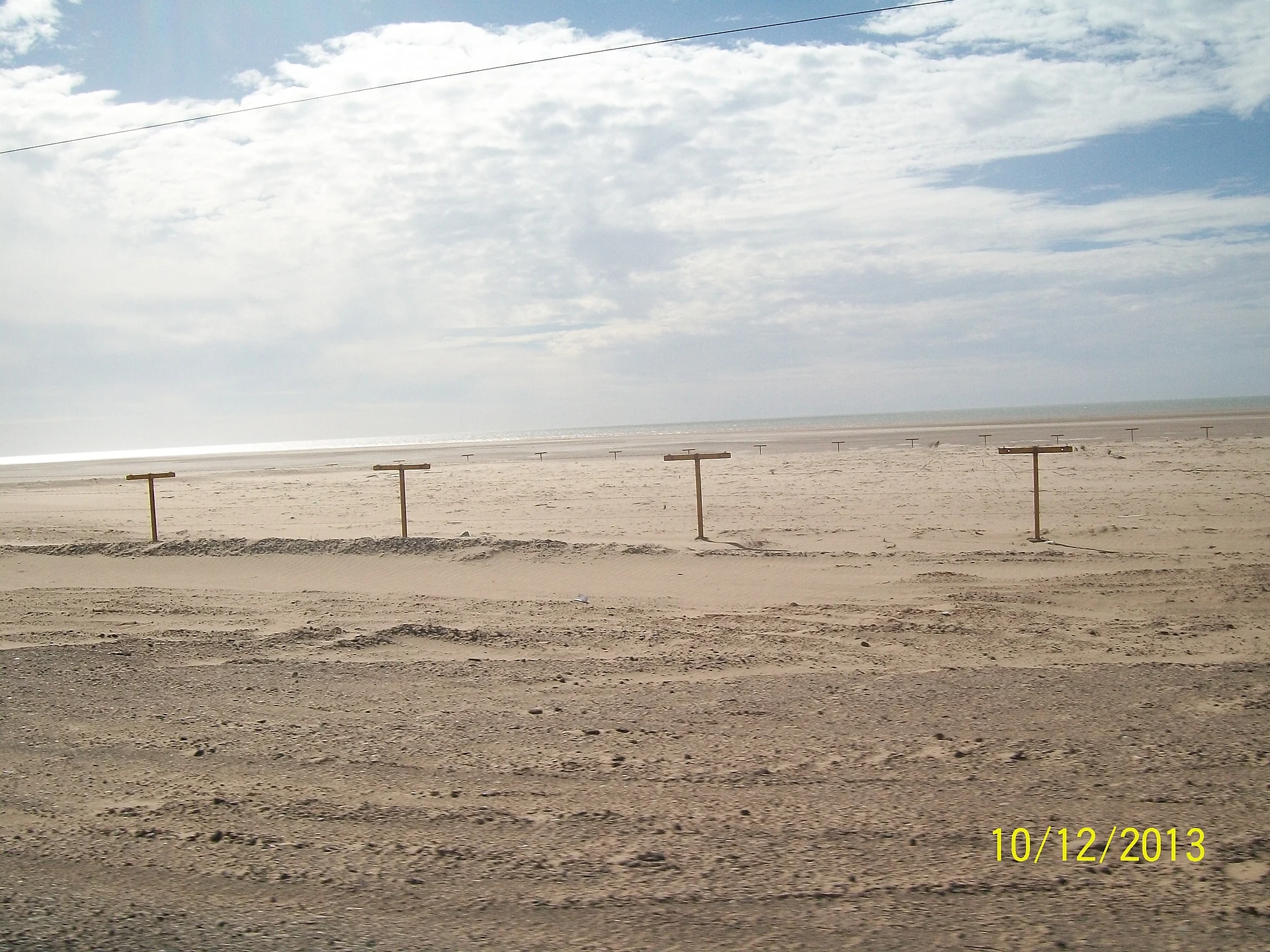 Playa ancha de arena y mar en calma en el alto golfo de California, a unos 8 km al noroeste del Golfo de Santa Clara, Sonora